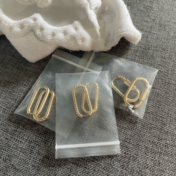 Gold colour edgy hoop earrings - Picture 3 of 4